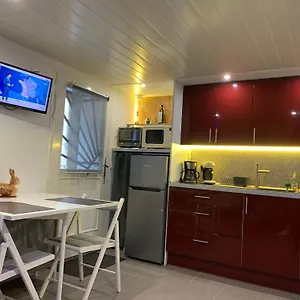  Hébergement de vacances Charmante Petite Maison En Pierre, Entièrement Rénovée.